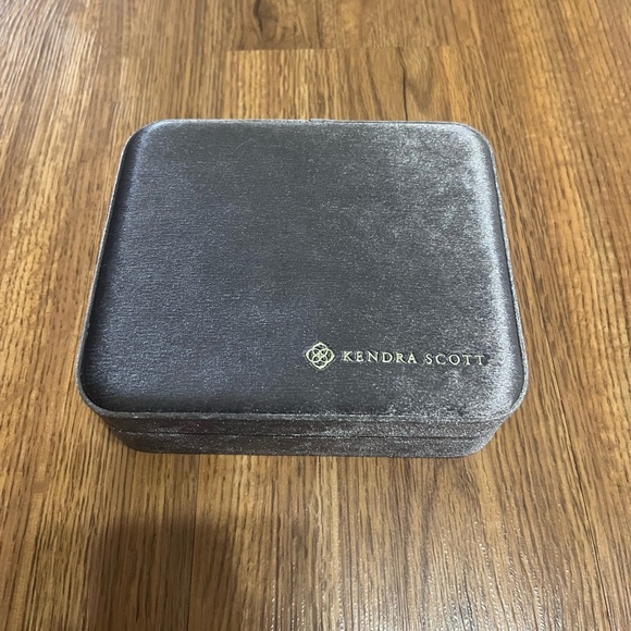 Brand New Kendra Scott Box - Picture 2 of 3